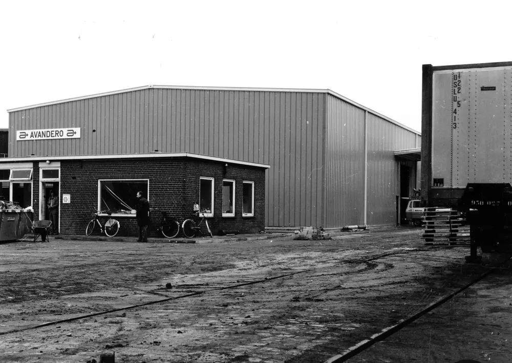 The office and shed of the transport firm Avandero, with bicycles against the wall and a container trailer beside it.